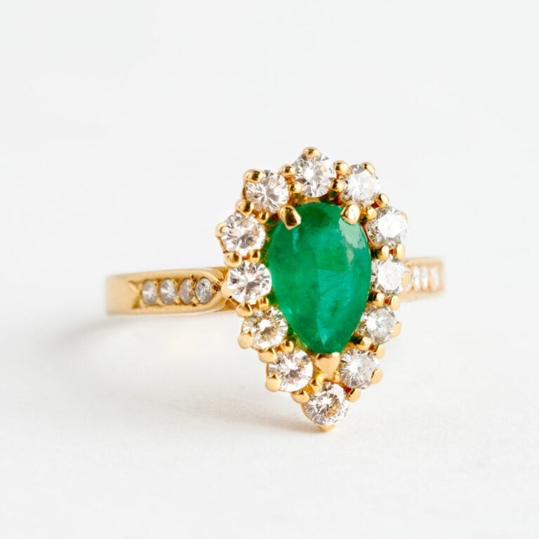 Bague goutte en or jaune (750) ornée d'une émeraude de taille poire facettée da…