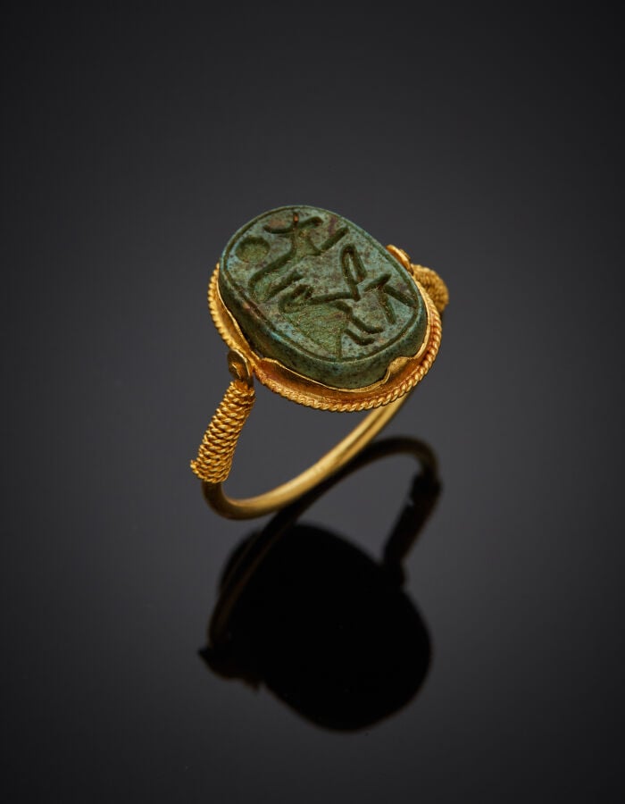 BAGUE « hiéroglyphes » pivotante en or jaune (750‰) torsadé, orné d'une intaill…