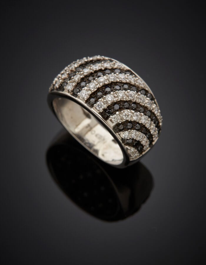 BAGUE « jonc » bombée en or gris et or noirci (750‰) serti de huit alignements…