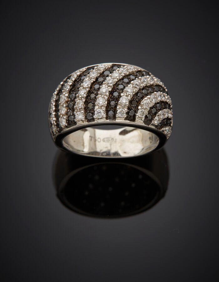 BAGUE « jonc » bombée en or gris et or noirci (750‰) serti de huit alignements…