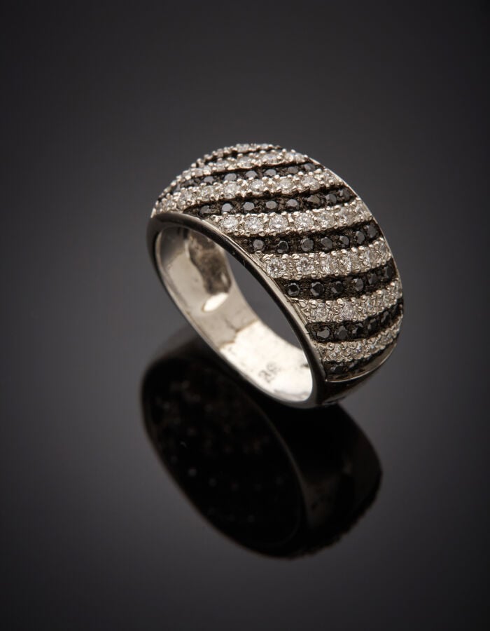 BAGUE « jonc » bombée en or gris et or noirci (750‰) serti de seize alignements…