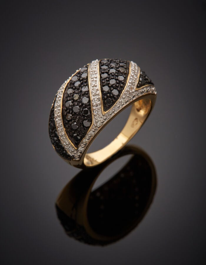 BAGUE « jonc » bombée en or jaune, gris et or noirci (750‰) pavé de diamants no…
