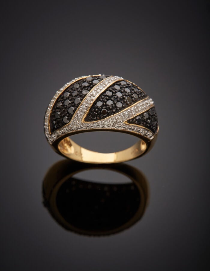 BAGUE « jonc » bombée en or jaune, gris et or noirci (750‰) pavé de diamants no…