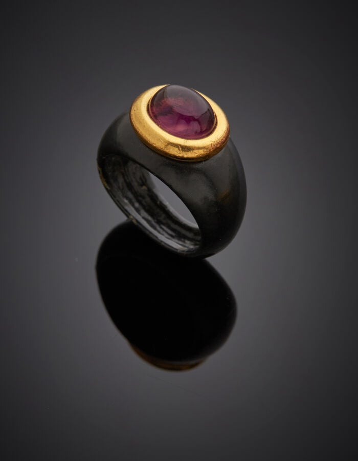 BAGUE jonc en métal doré ornée d'émail noir, surmontée d'une pierre violette ca…