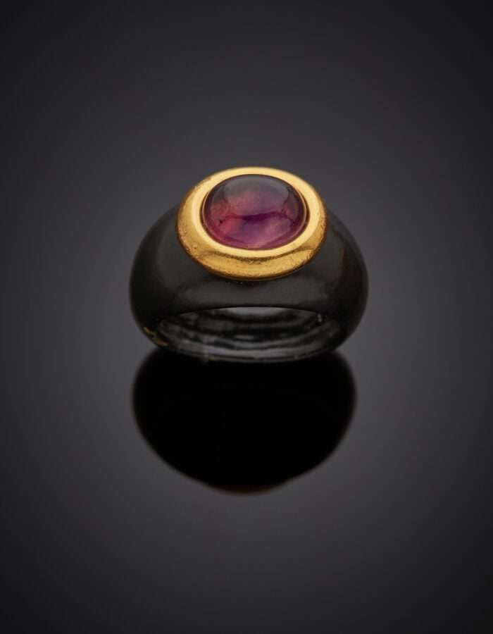 BAGUE jonc en métal doré ornée d'émail noir, surmontée d'une pierre violette ca…
