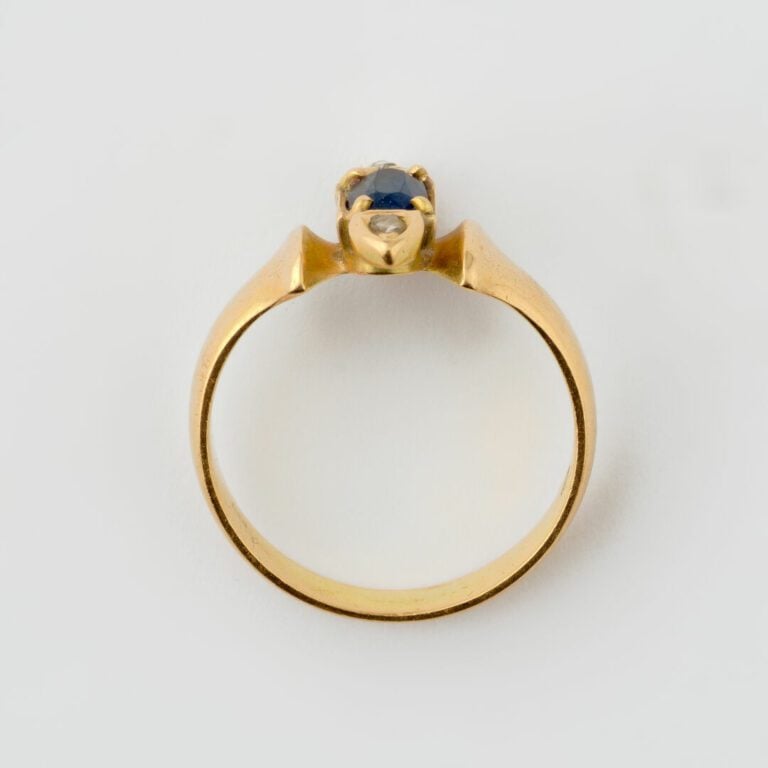 Bague jonc en or jaune (585) ornée d'une pierre bleue de taille ovale facettée…