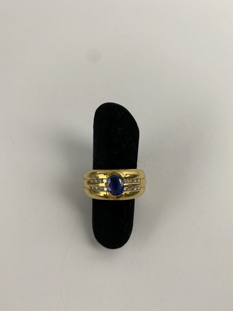 Bague jonc en or jaune (750) centrée d'un saphir de taille ovale facettée en se…