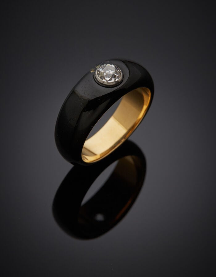 BAGUE « jonc » en or jaune (750‰) entièrement émaillé noir (choc à l'émail), ce…