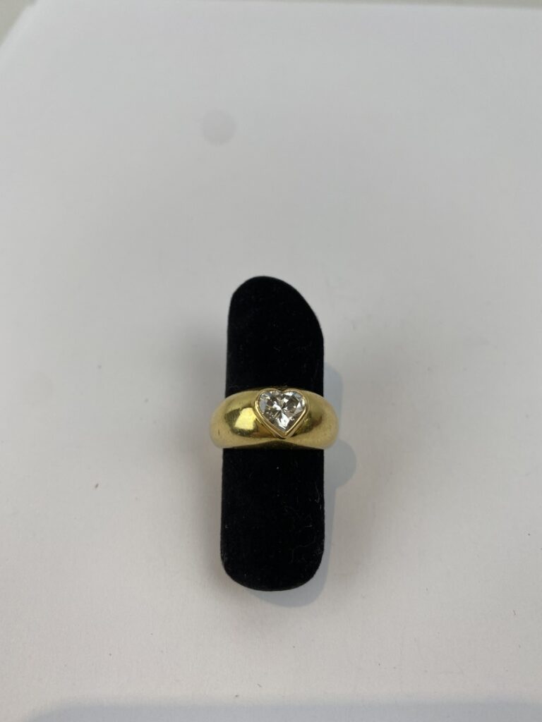 Bague jonc en or jaune (750) ornée d'un diamant de taille coeur en serti clos -…