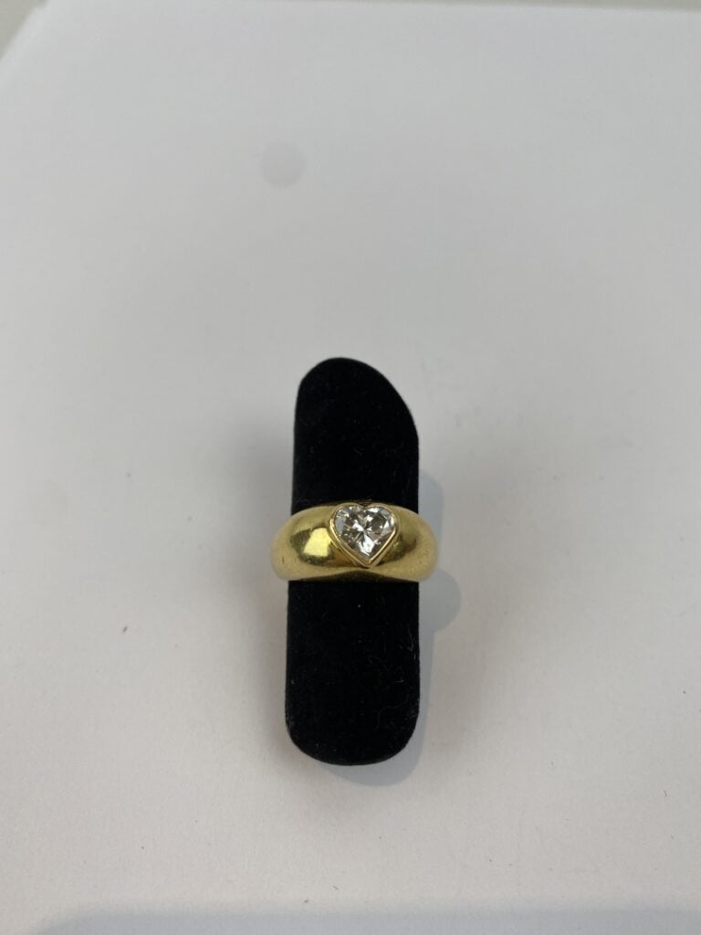Bague jonc en or jaune (750) ornée d'un diamant de taille coeur en serti clos -…