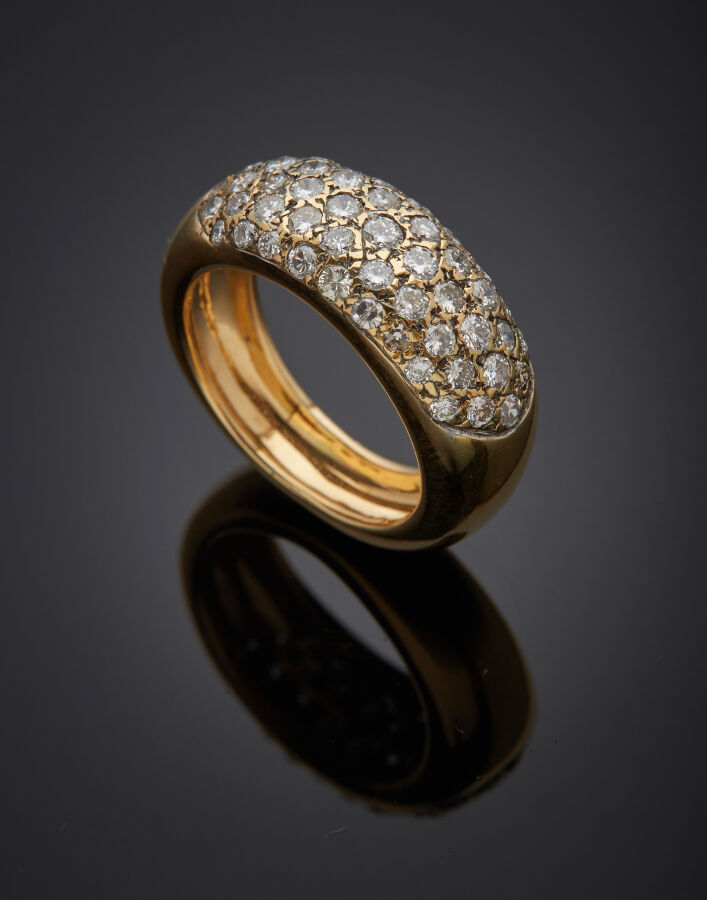 BAGUE "jonc" en or jaune (750‰) partiellement pavée de diamants taille brillant…