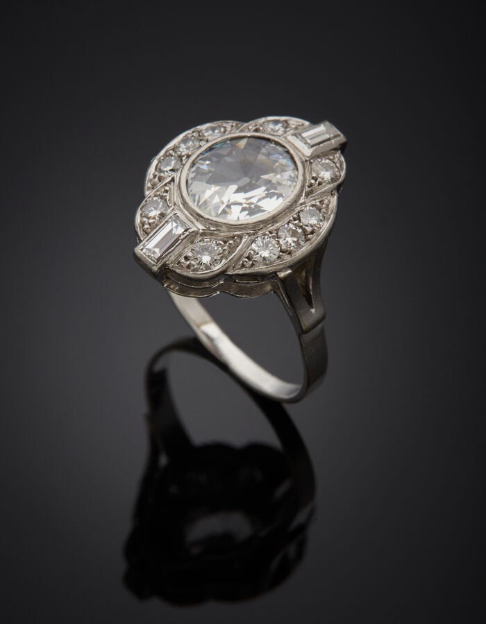 BAGUE losangique en platine (min. 800‰) et or gris (750‰) serti d'un diamant ta…