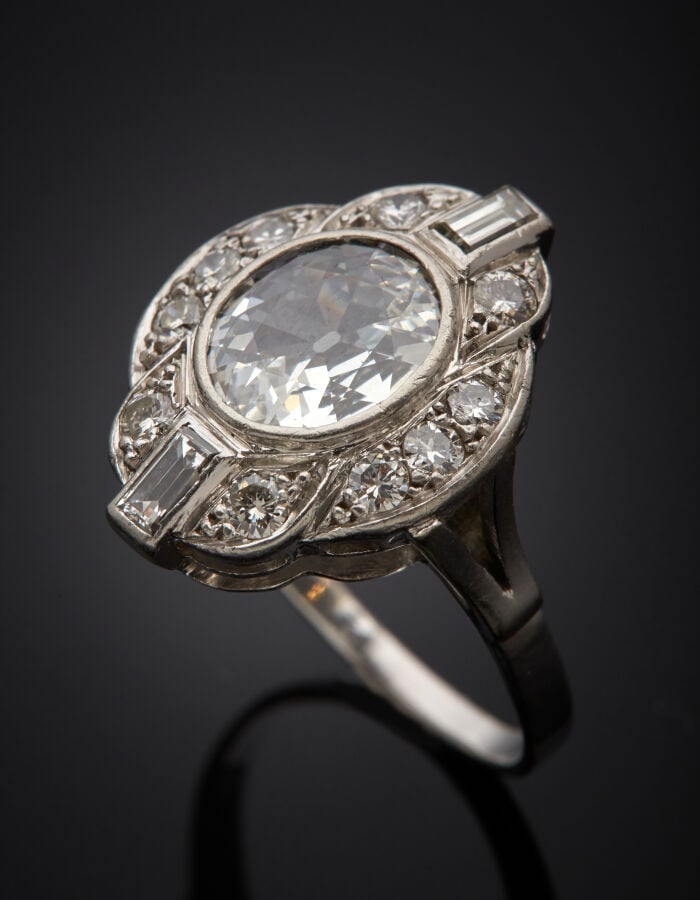 BAGUE losangique en platine (min. 800‰) et or gris (750‰) serti d'un diamant ta…