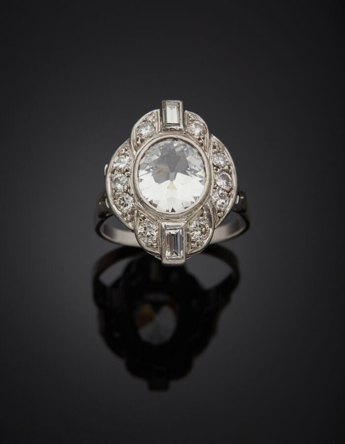 BAGUE losangique en platine (min. 800‰) et or gris (750‰) serti d'un diamant ta…