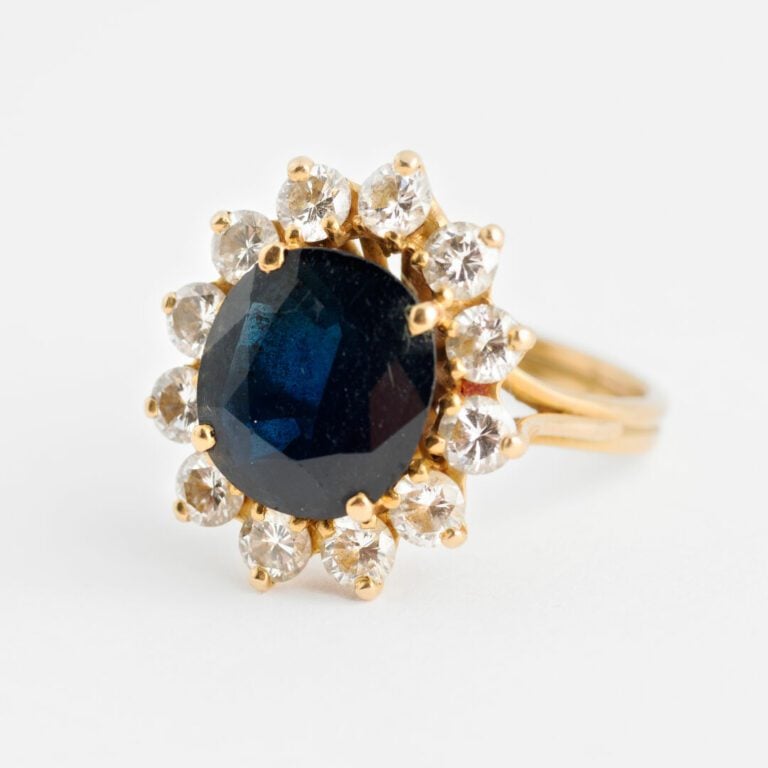 Bague marguerite en or jaune (750) ornée d'un saphir de taille ovale facettée d…