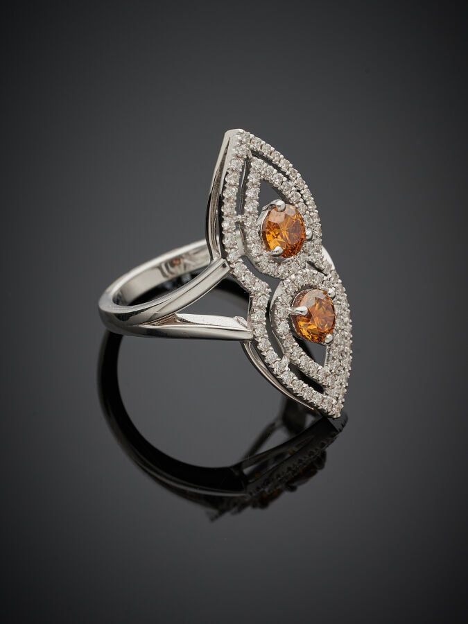 BAGUE "marquise" "deux gouttes" en or gris (750‰) finement ajouré, serti de deu…