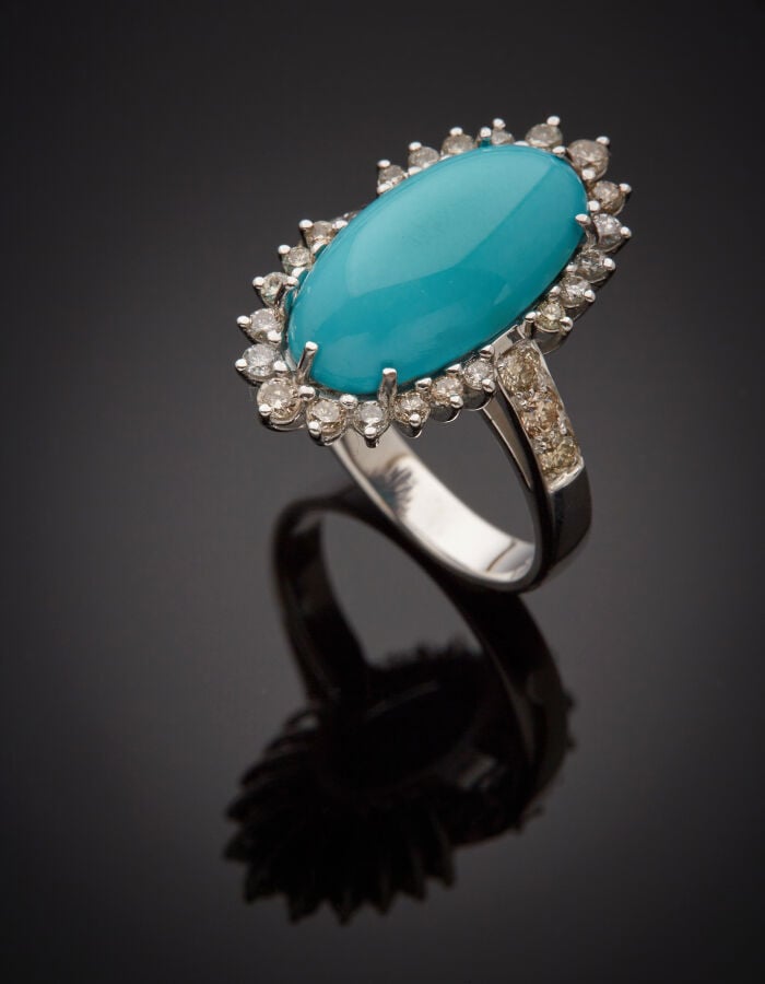 BAGUE "marquise" en or gris (585‰) 14 carats, orné d'une turquoise cabochon de…