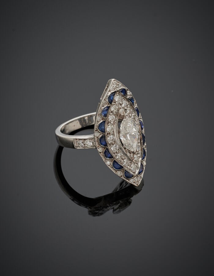 BAGUE "marquise" en or gris (750‰) serti d'un diamant taille navette entouré de…
