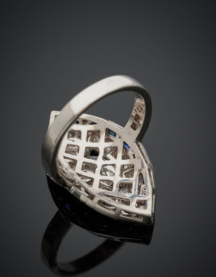 BAGUE "marquise" en or gris (750‰) serti d'un diamant taille navette entouré de…