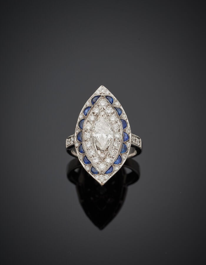 BAGUE "marquise" en or gris (750‰) serti d'un diamant taille navette entouré de…