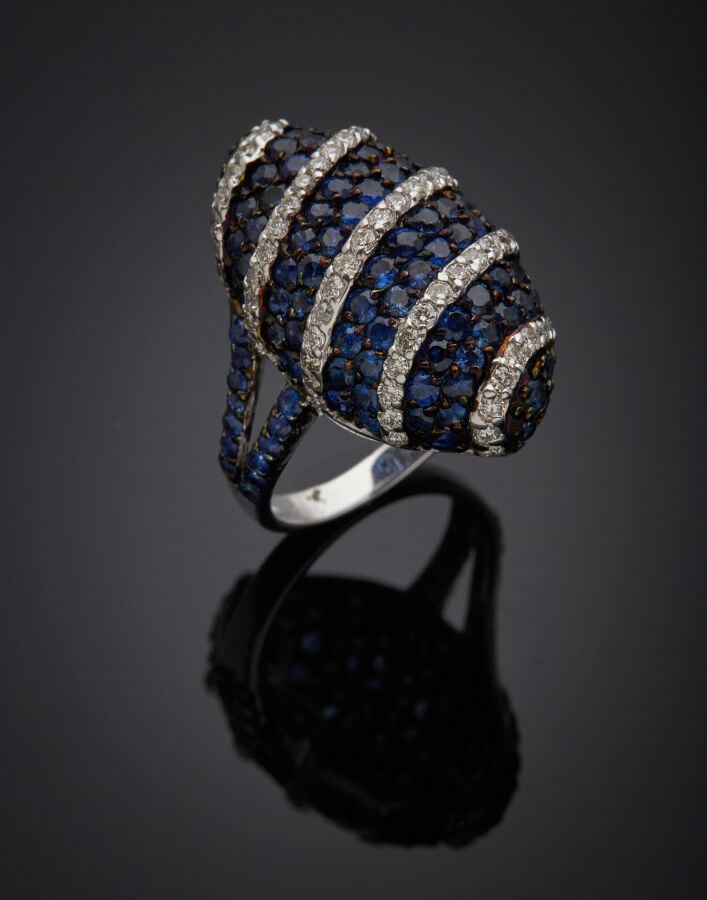 BAGUE "marquise" en or gris et or noirci (750‰) bombé, pavé d'alignements de di…