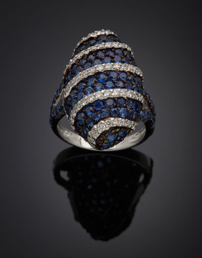 BAGUE "marquise" en or gris et or noirci (750‰) bombé, pavé d'alignements de di…