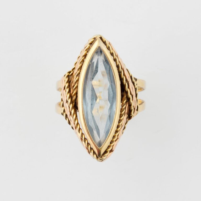 Bague marquise en or jaune (585) ornée d'un spinelle synthétique de taille nave…