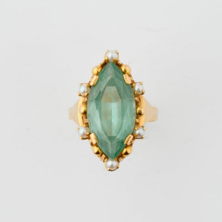 Bague marquise en or jaune (750) ornée d'un spinelle synthétique de taille nave…