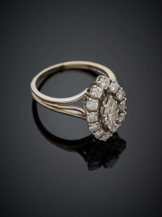 BAGUE "marquise" en platine (min. 800‰) et or gris (750‰) ajouré, serti de douz…