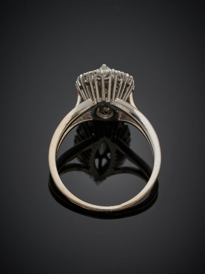 BAGUE "marquise" en platine (min. 800‰) et or gris (750‰) ajouré, serti de douz…