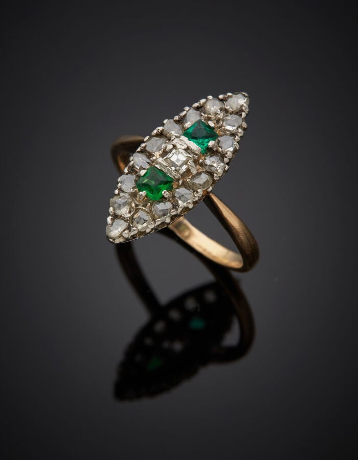 BAGUE « marquise » en platine (min. 800‰) et or jaune (750‰) serti de diamants…
