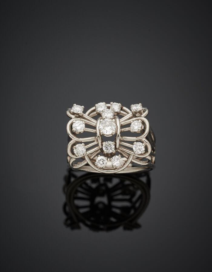 BAGUE "noeud stylisé" ajourée, en fils de platine (950‰) serti de diamants tail…