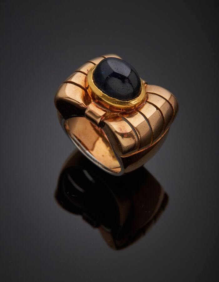 BAGUE "noeud" stylisée, en platine (950‰) et or rose (750‰) bombé, ajouré, sert…