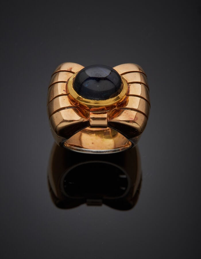 BAGUE "noeud" stylisée, en platine (950‰) et or rose (750‰) bombé, ajouré, sert…