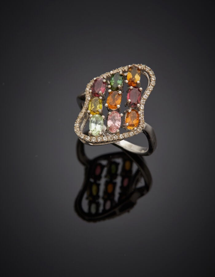 BAGUE « nuage » en argent (925‰) ajouré, serti de douze pierres précieuses oval…