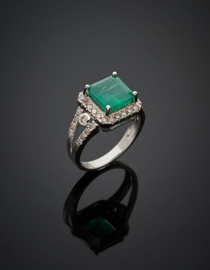 BAGUE octogonale en or gris (750‰) ajouré, serti d'une émeraude taillée à degré…