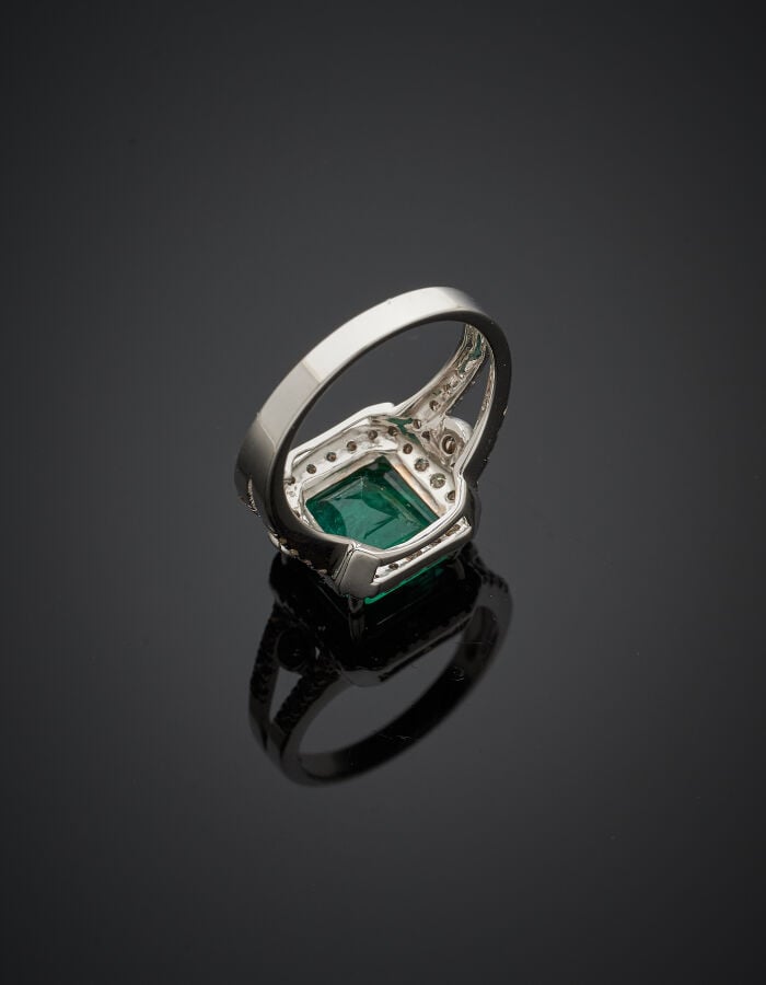 BAGUE octogonale en or gris (750‰) ajouré, serti d'une émeraude taillée à degré…