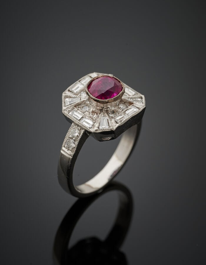 BAGUE octogonale en or gris (750‰) serti d'un rubis de forme ovale, entouré de…