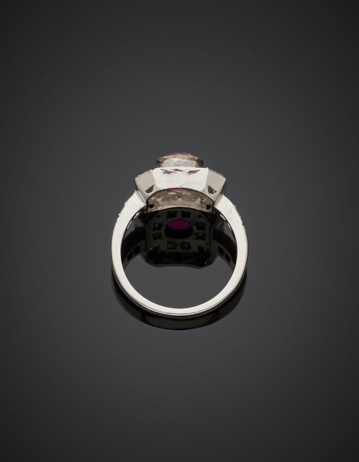 BAGUE octogonale en or gris (750‰) serti d'un rubis de forme ovale, entouré de…