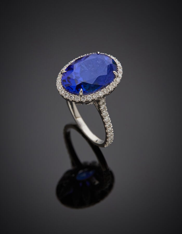 BAGUE ovale en platine (950‰) serti d'une tanzanite pesant 9,46 carats, entouré…