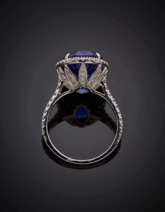 BAGUE ovale en platine (950‰) serti d'une tanzanite pesant 9,46 carats, entouré…