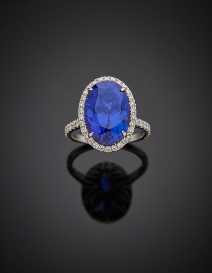 BAGUE ovale en platine (950‰) serti d'une tanzanite pesant 9,46 carats, entouré…