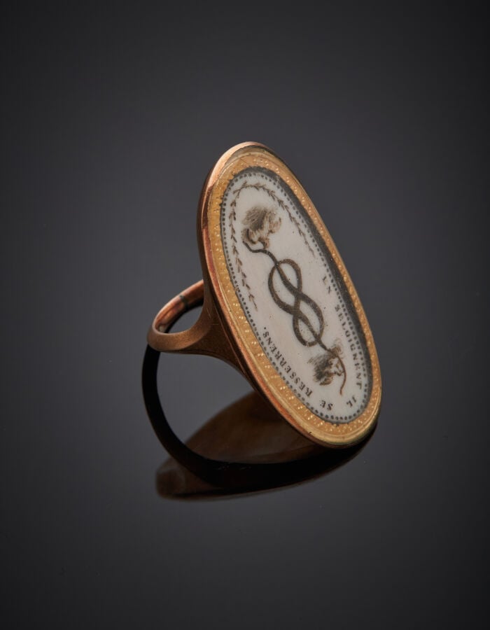 BAGUE ovale « souvenir » en or rose (375‰) 9 carats, sous verre émaillé de colo…