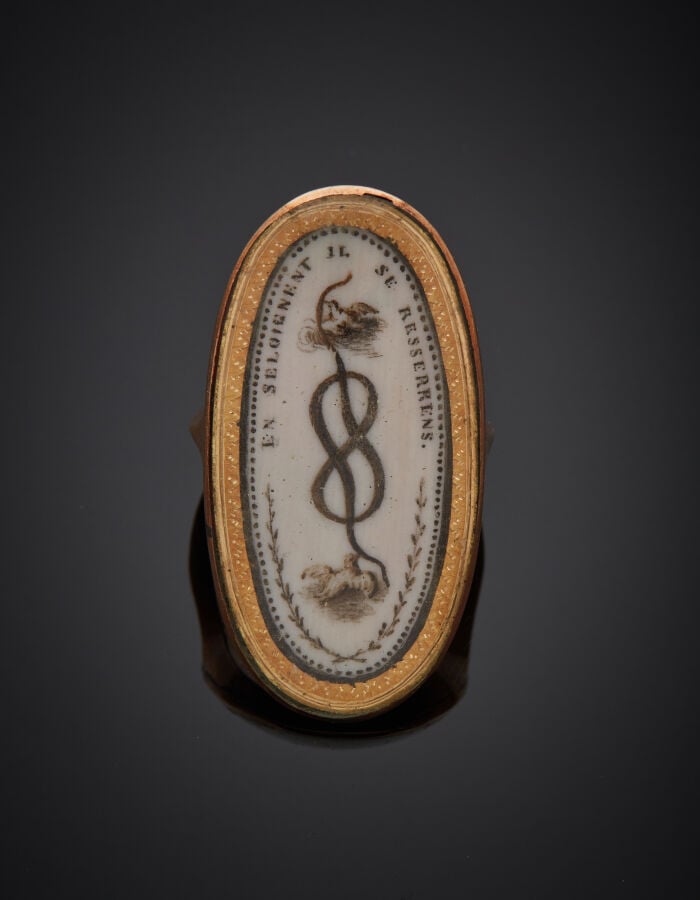 BAGUE ovale « souvenir » en or rose (375‰) 9 carats, sous verre émaillé de colo…