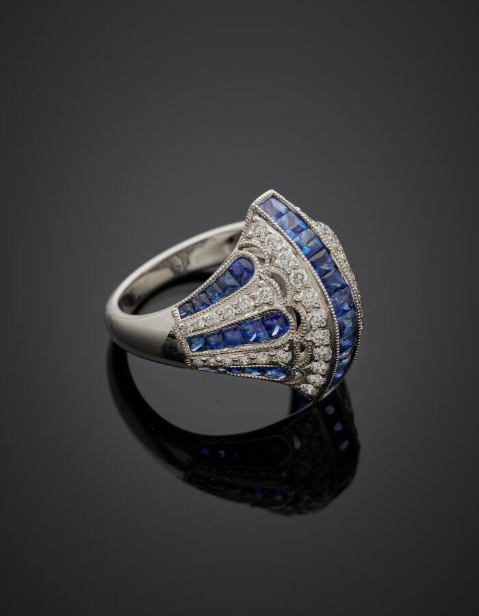BAGUE « palmettes » en or gris (750‰) serti d'alignements de saphirs calibrés e…