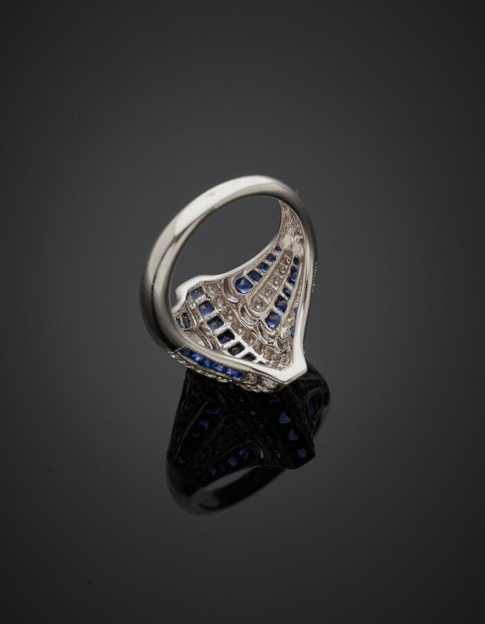 BAGUE « palmettes » en or gris (750‰) serti d'alignements de saphirs calibrés e…