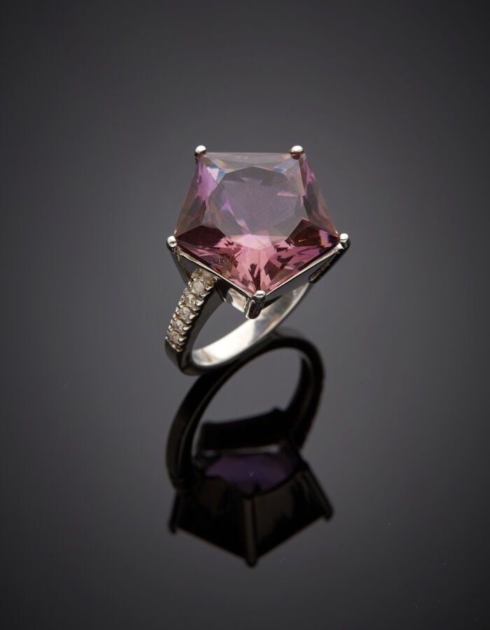 BAGUE pentagonale en or gris (750‰) serti d'une amétrine taille fantaisie, épau…
