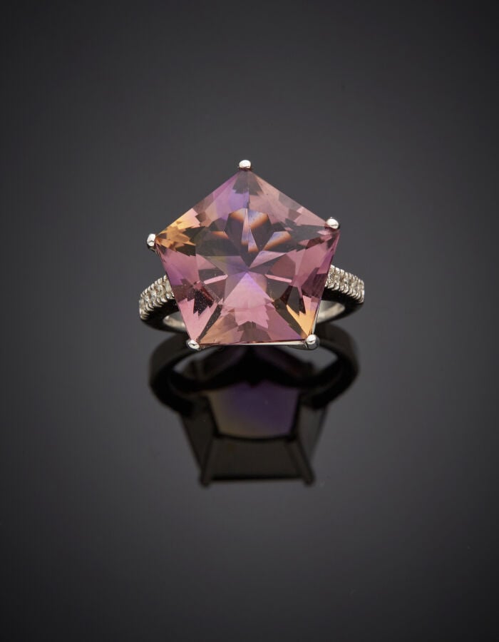 BAGUE pentagonale en or gris (750‰) serti d'une amétrine taille fantaisie, épau…
