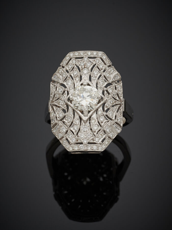 BAGUE "plaque" octogonale en or gris (750‰) finement ajouré, serti d'un diamant…