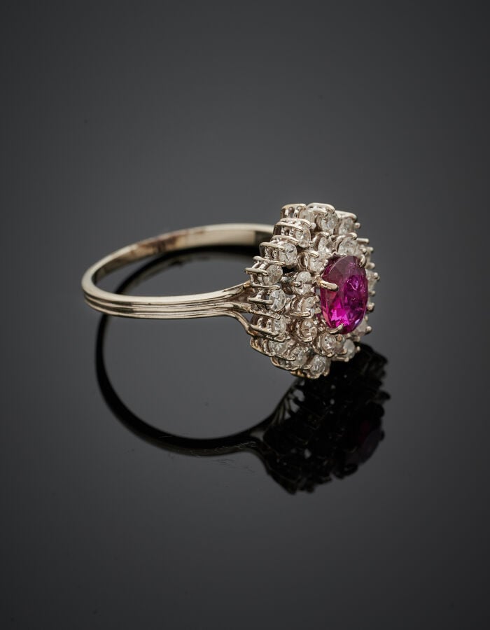 BAGUE « Pompadour » en or gris (750‰) serti d'un rubis de forme ovale (égrisure…